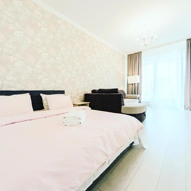 1 Room 60M2 Center Of Obolon Near River Side. With Terrace. 22 Floor เคียฟ ภายนอก รูปภาพ
